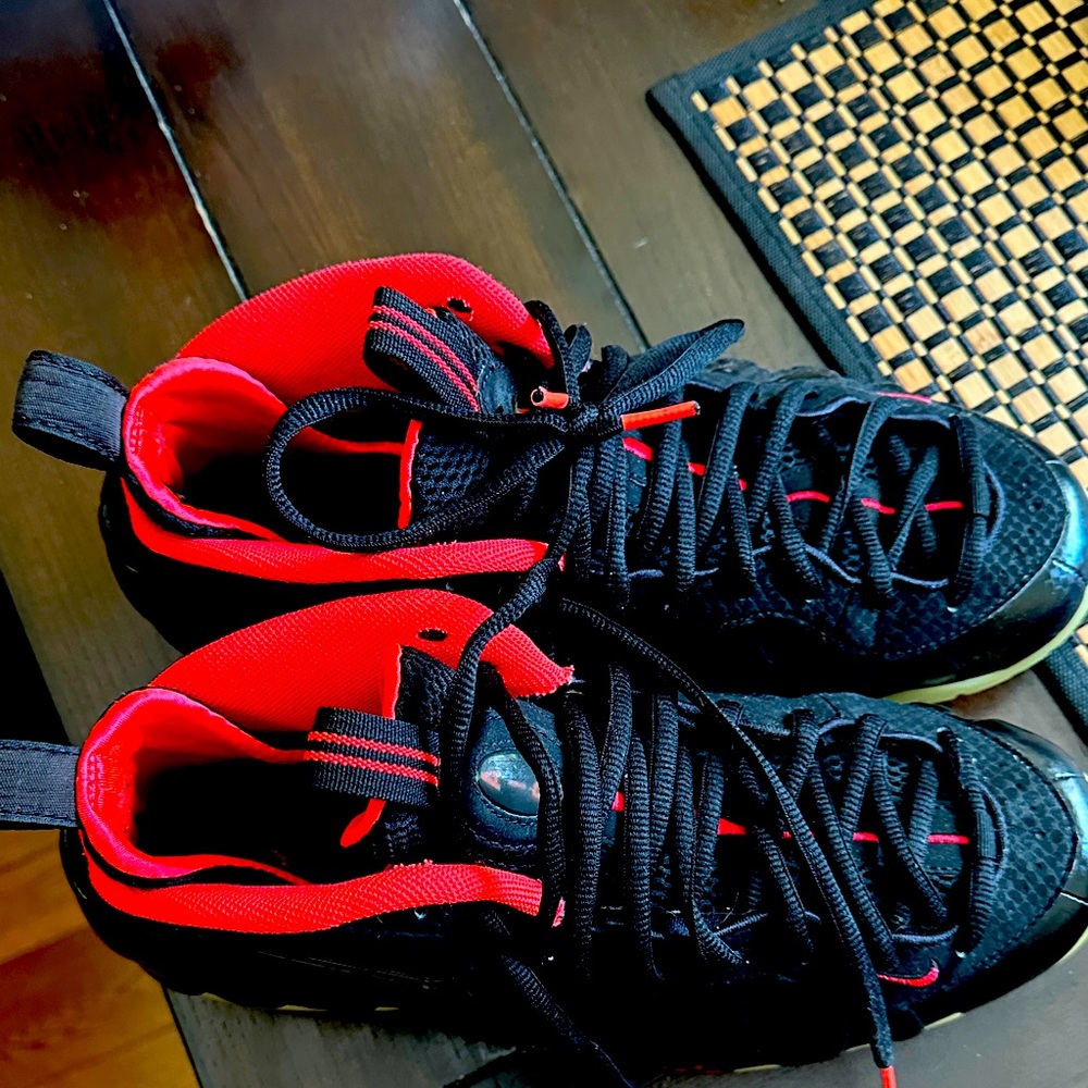 Nike Black and Red Men's Sneakers